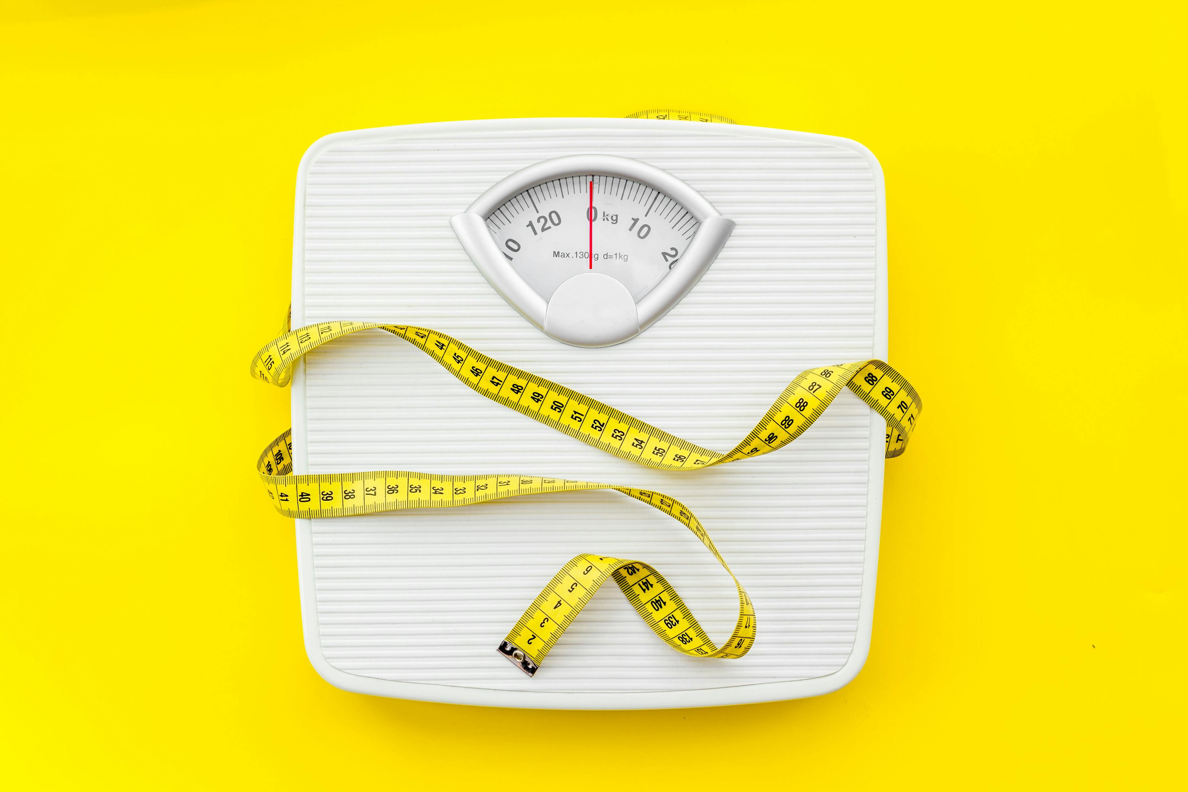 Scale and measuring tape for weight loss / 9dreamstudio - stock.adobe.com