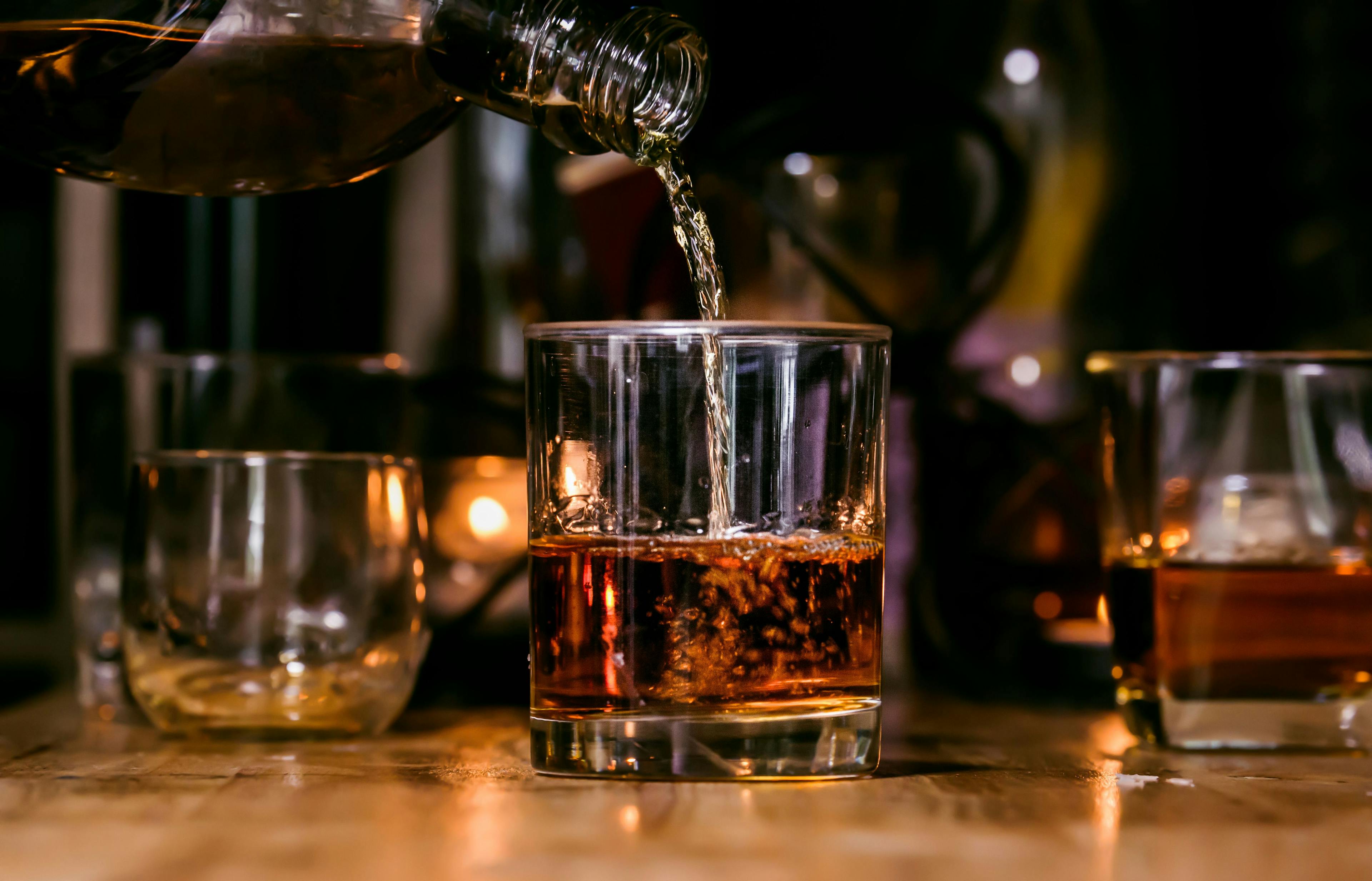 Bartender pouring whiskey / maeching - stock.adobe.com