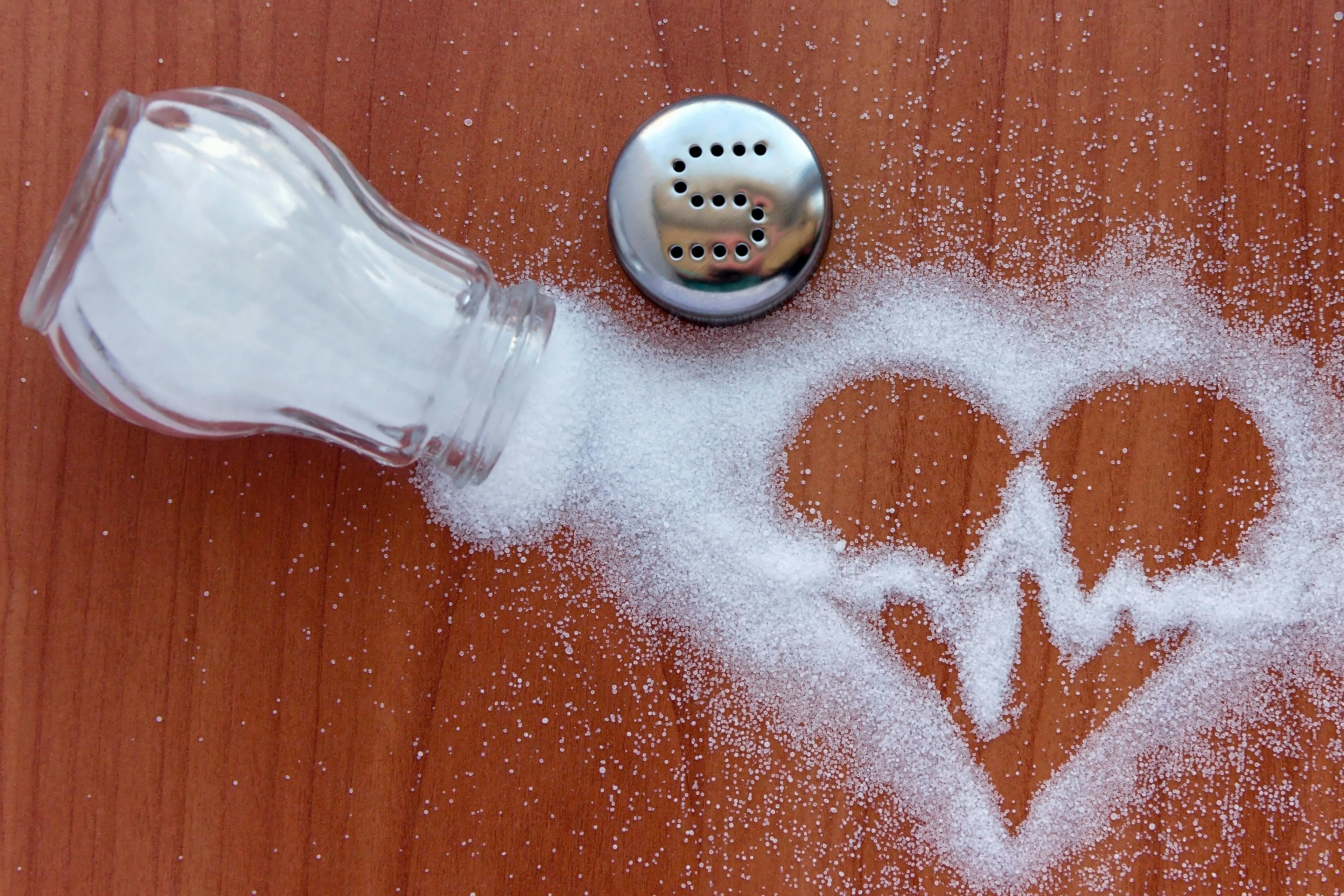 Salt poured in shape of heart / Sharif - stock.adobe.com
