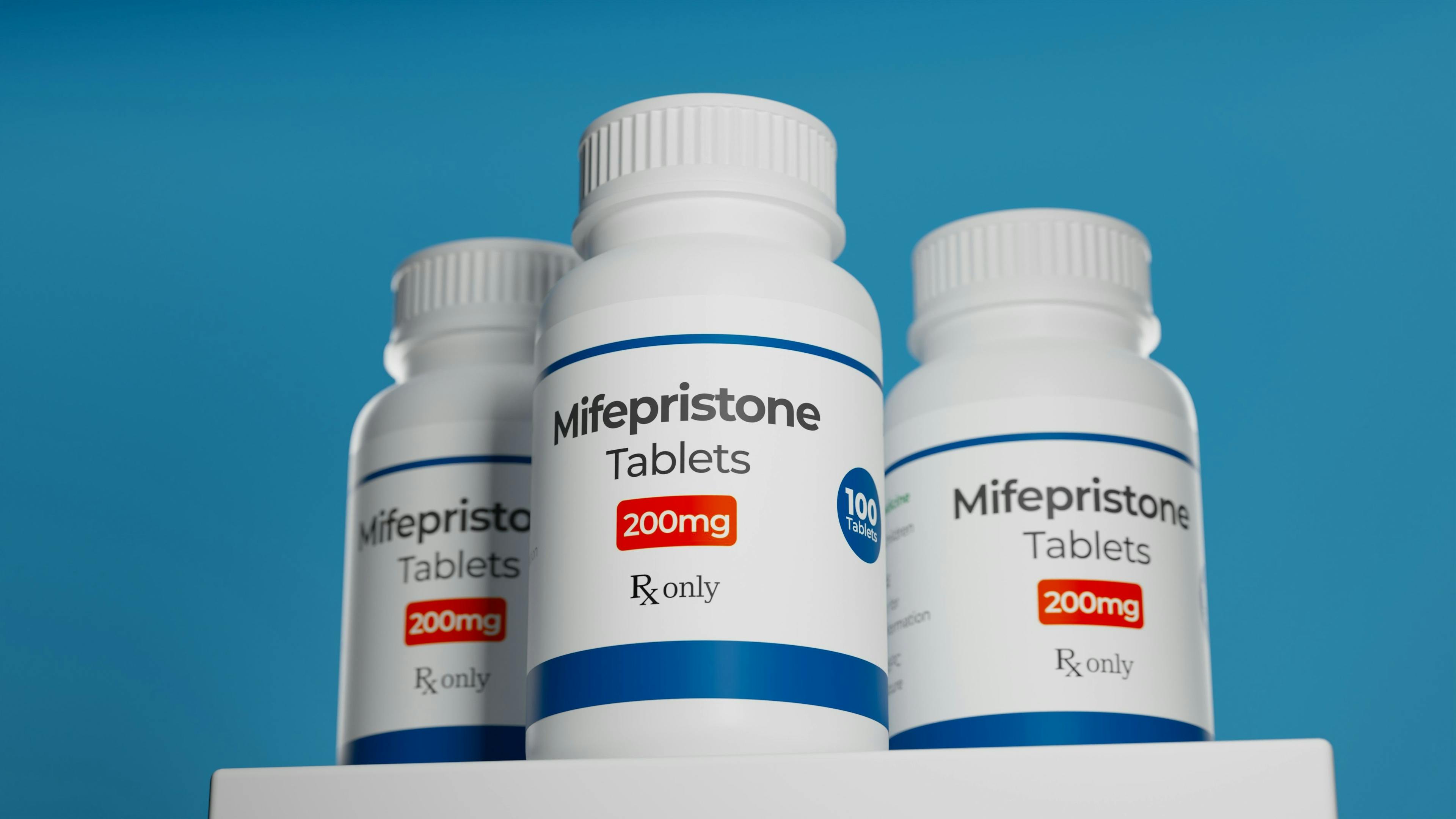 Mifepristone tablets in bottles / Carl - stock.adobe.com