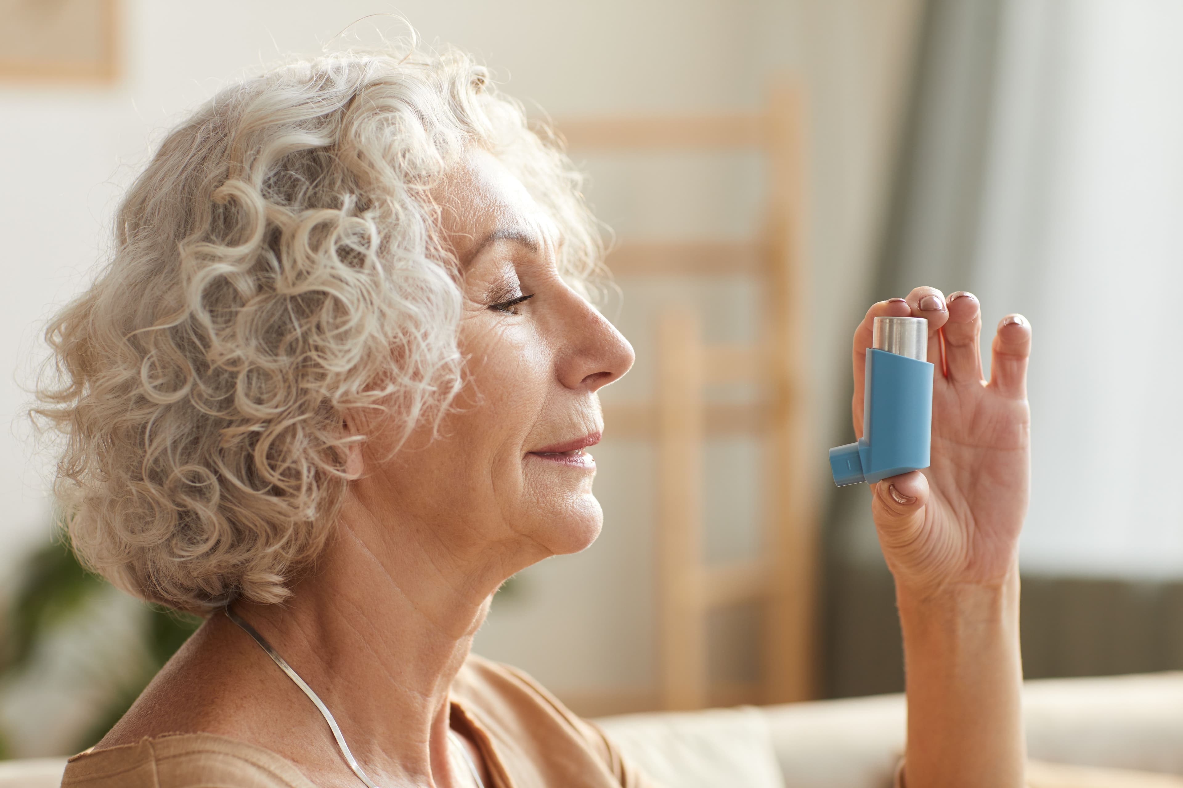 Older adult using inhaler for asthma / Seventyfour - stock.adobe.com