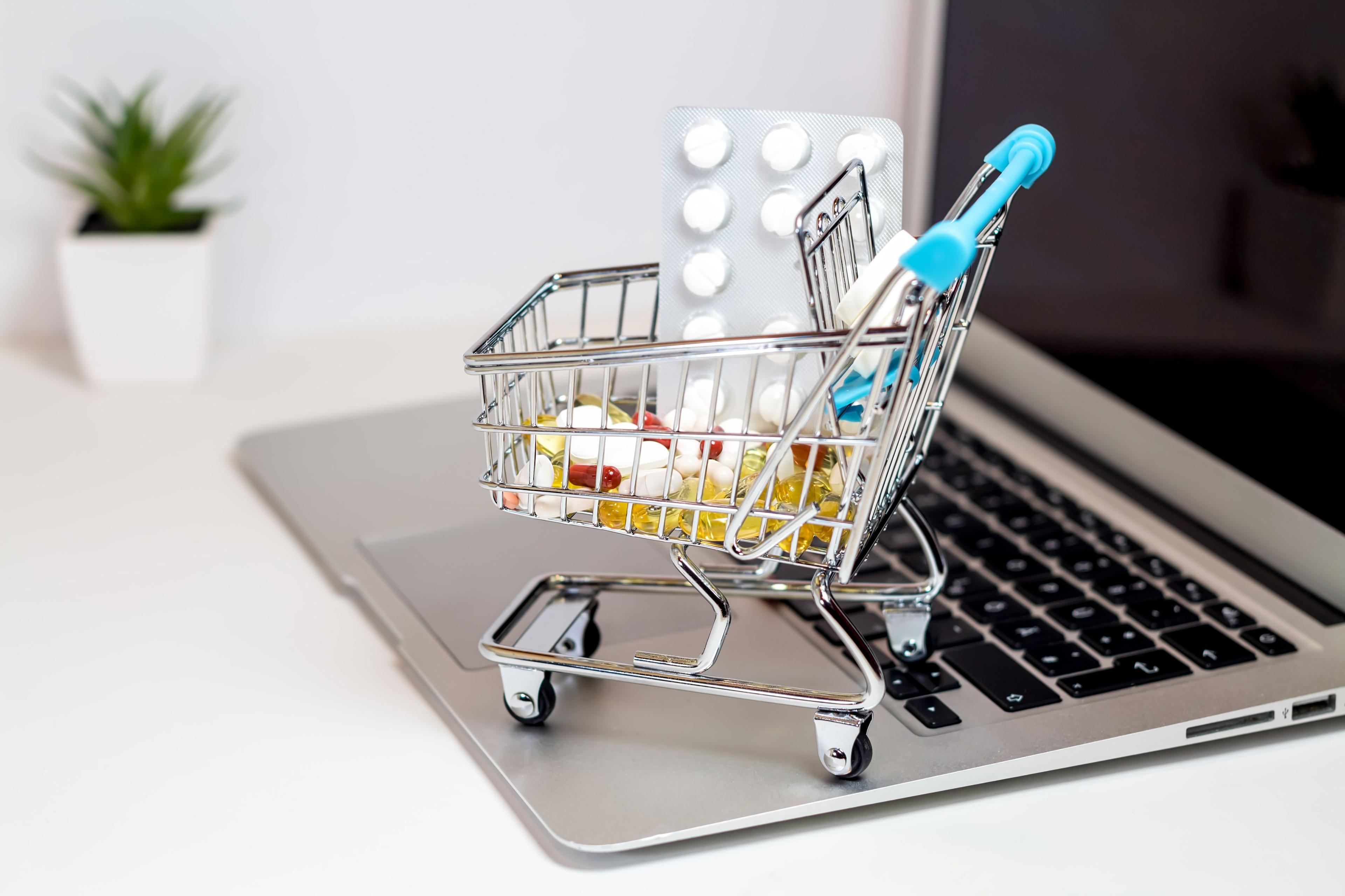 Shopping cart filled with medication / MysteryShot - stock.adobe.com