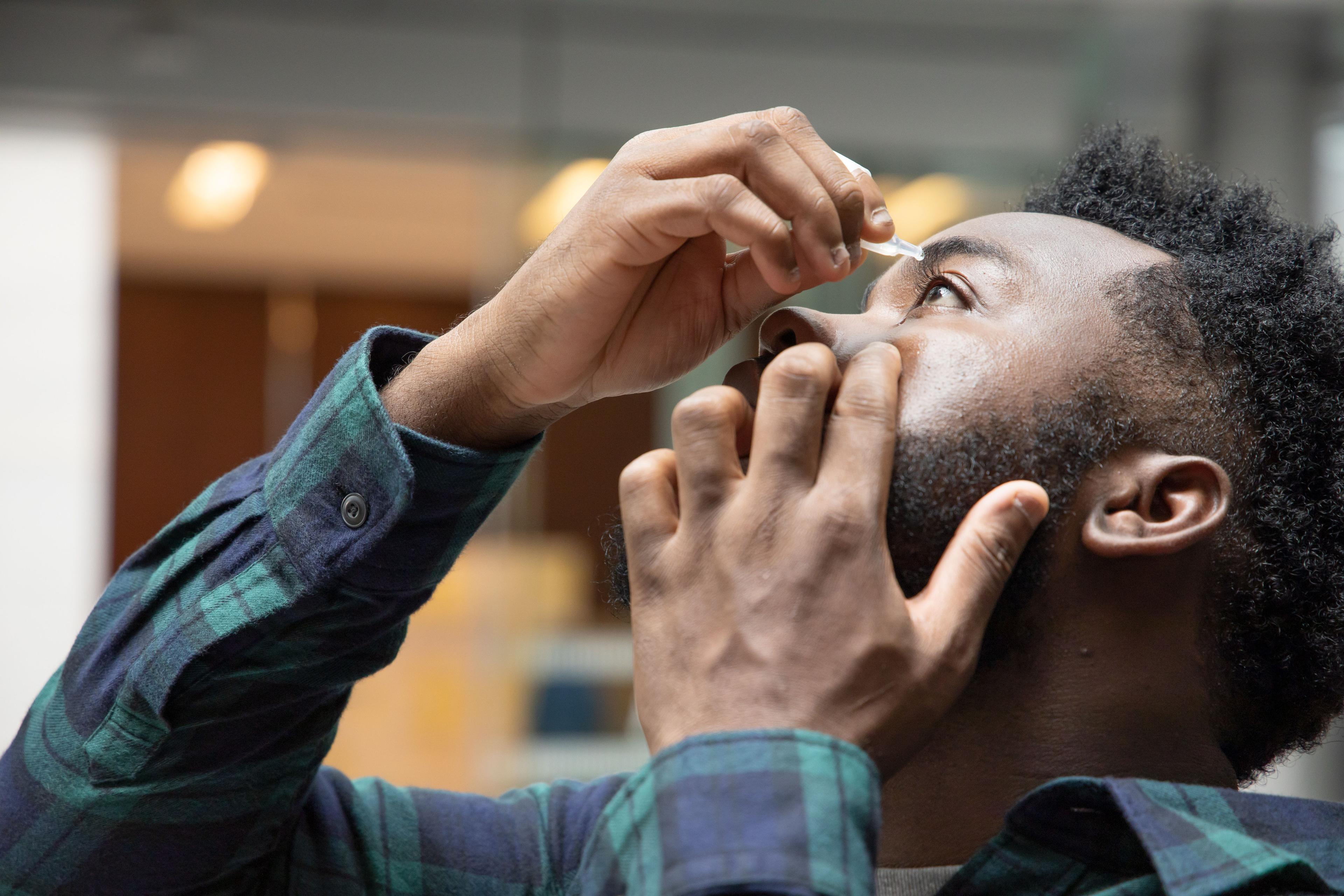 Man administering eye drops / 9nong - stock.adobe.com