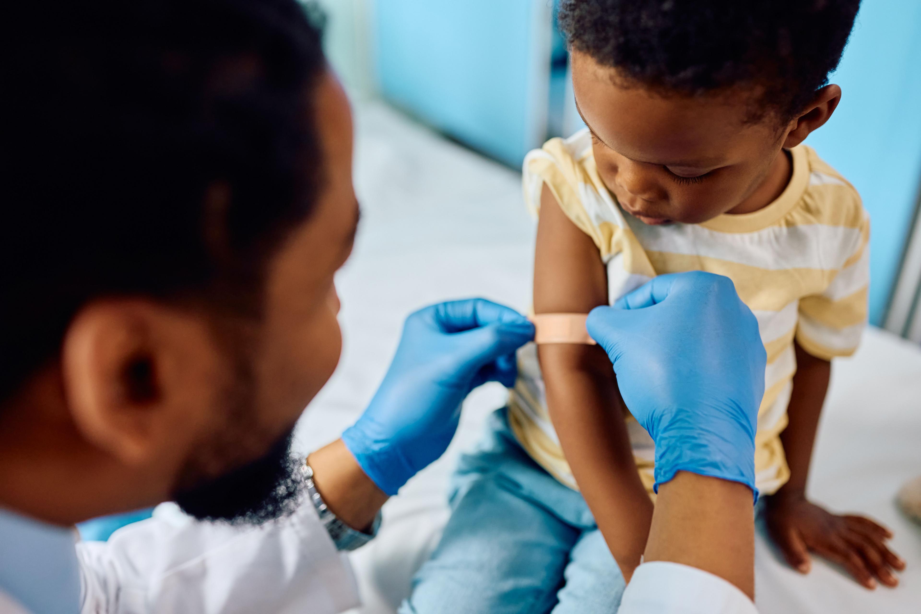 Child receiving band aid after vaccination / Drazen - stock.adobe.com