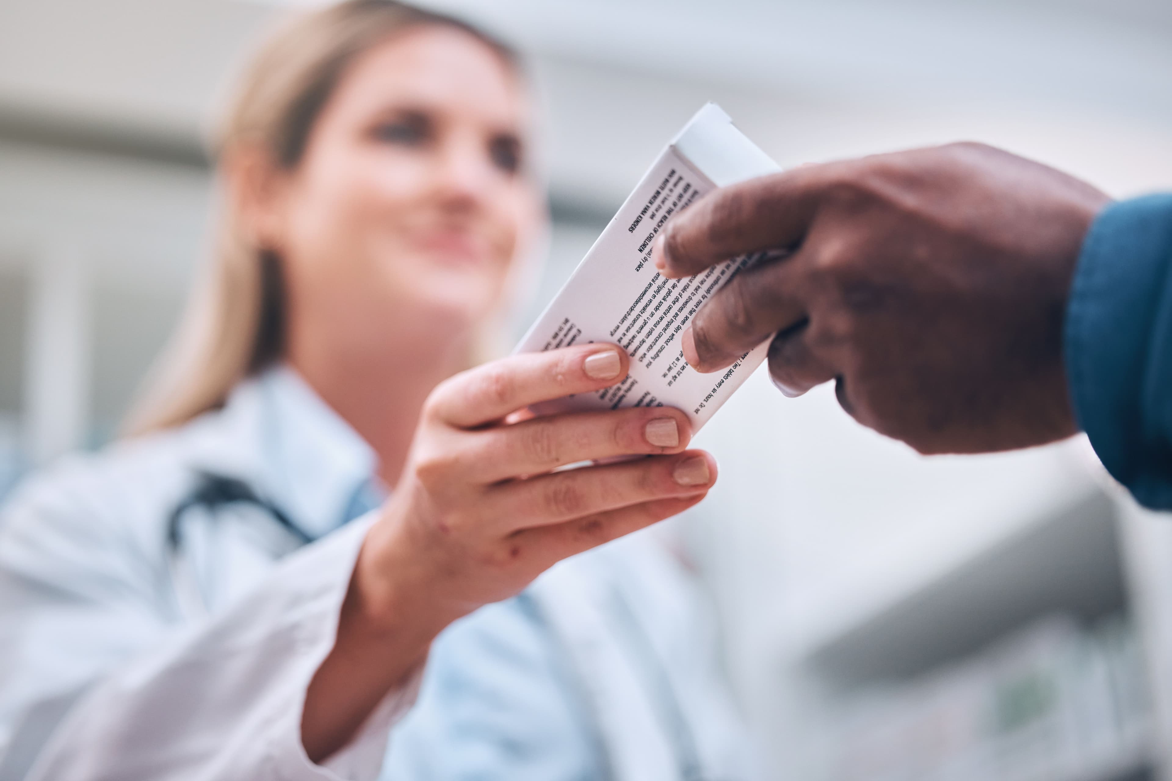 Pharmacist handing patient medication / J Bettencourt/peopleimages.com - stock.adobe.com